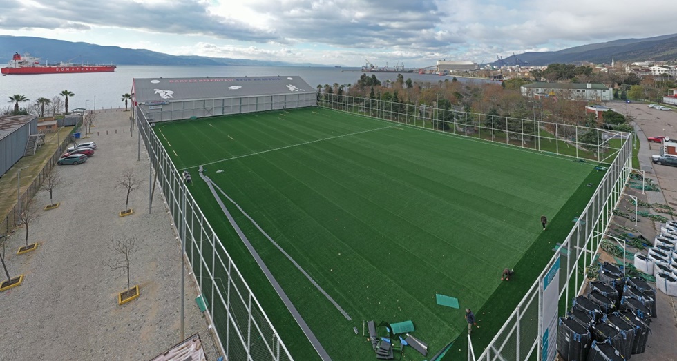 Alparslan Türkeş Spor Kompleksi’nde sahanın sentetik çimleri seriliyor