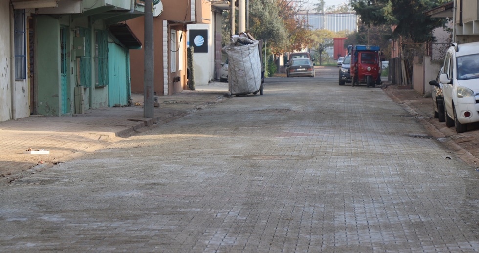 İzmit Belediyesi, Beylik Sokağa  yeni parke yol konforu sağladı