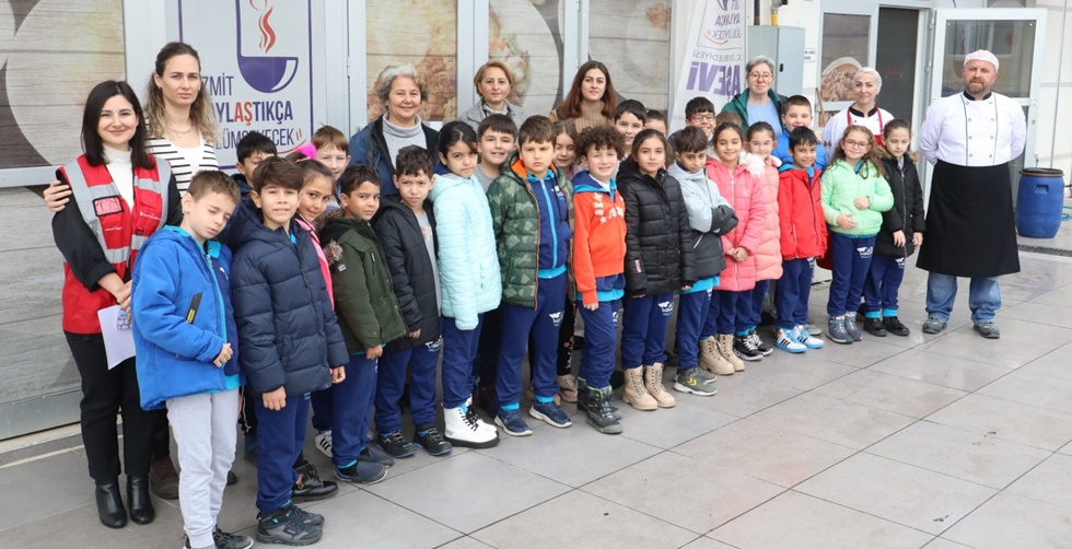 Bizim evden sizin eve diyen öğrencilerden İzmit Belediyesi Aşevi’ne anlamlı bağış