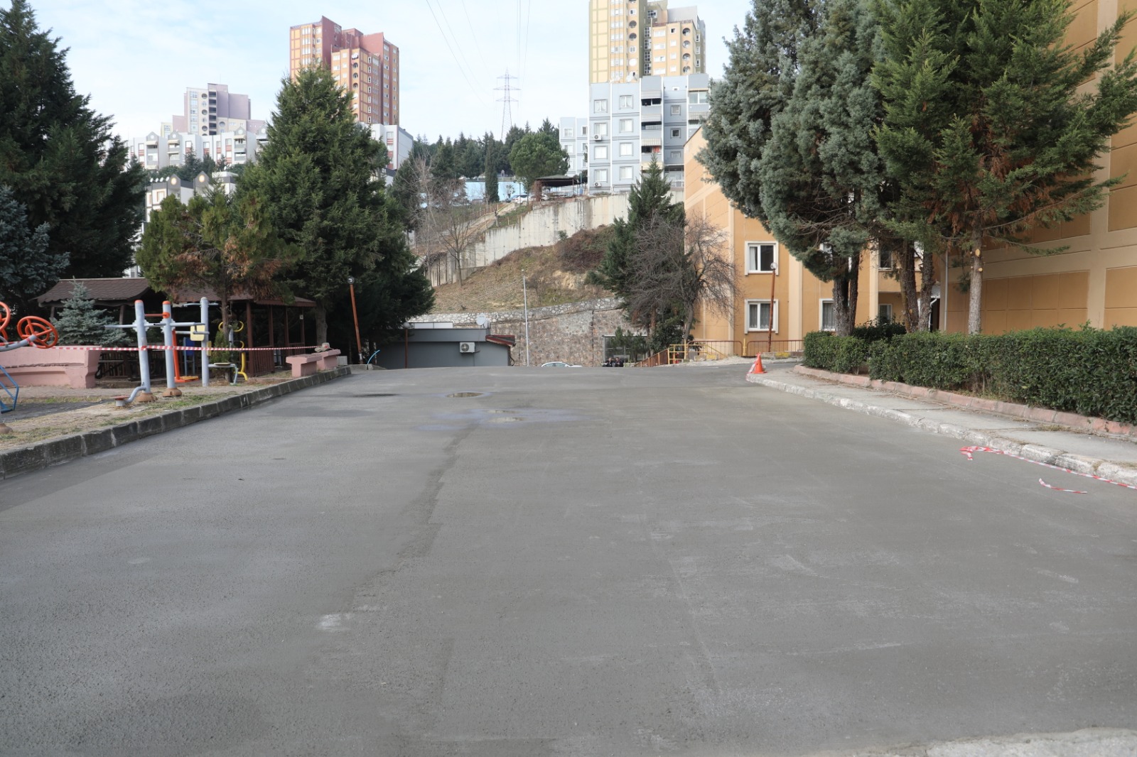 İzmit Belediyesi’nden Kehribar Sokağa yeni beton yol