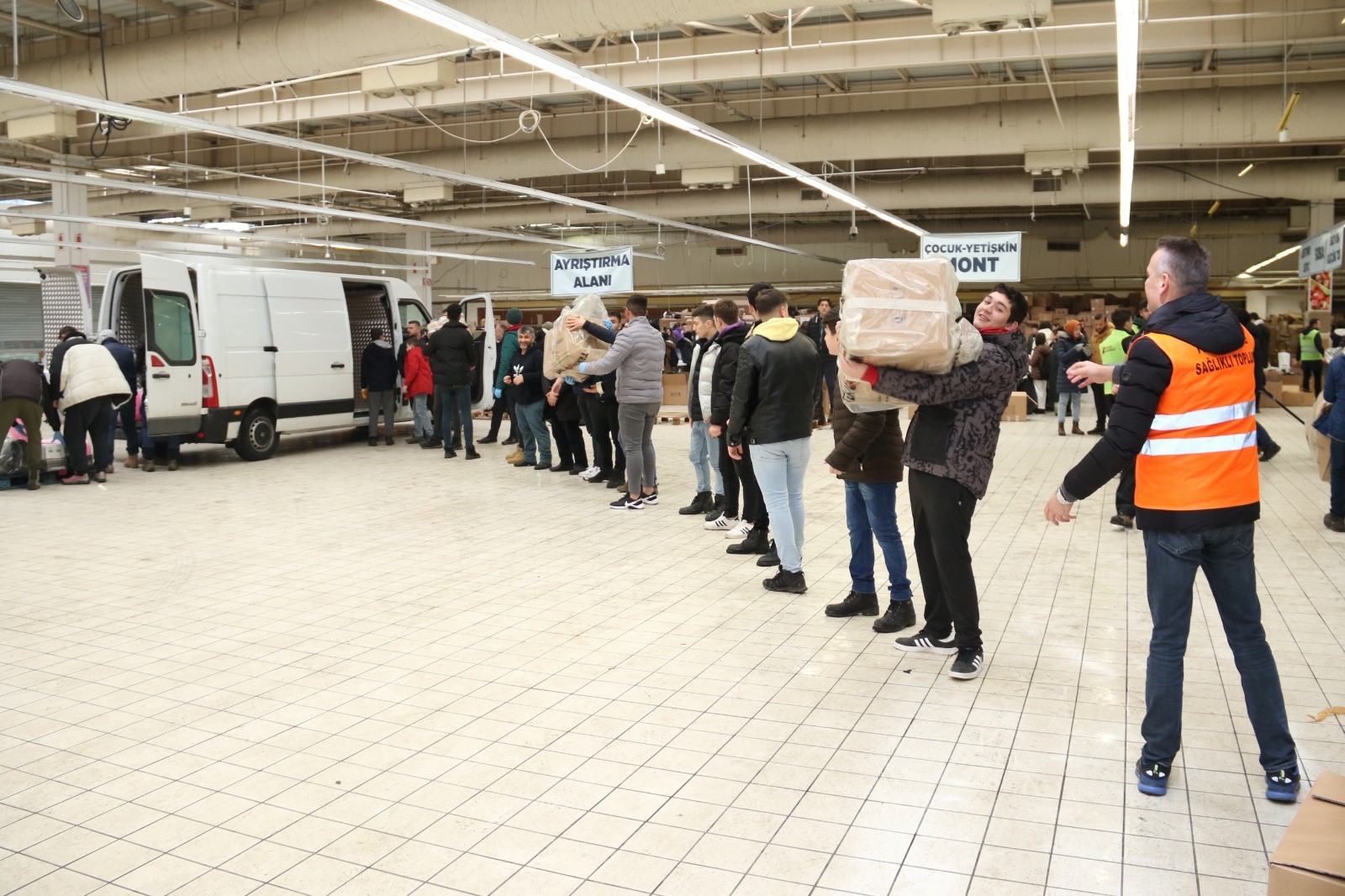 Ayni Yardım Merkezi’nden deprem bölgesine 329 tır