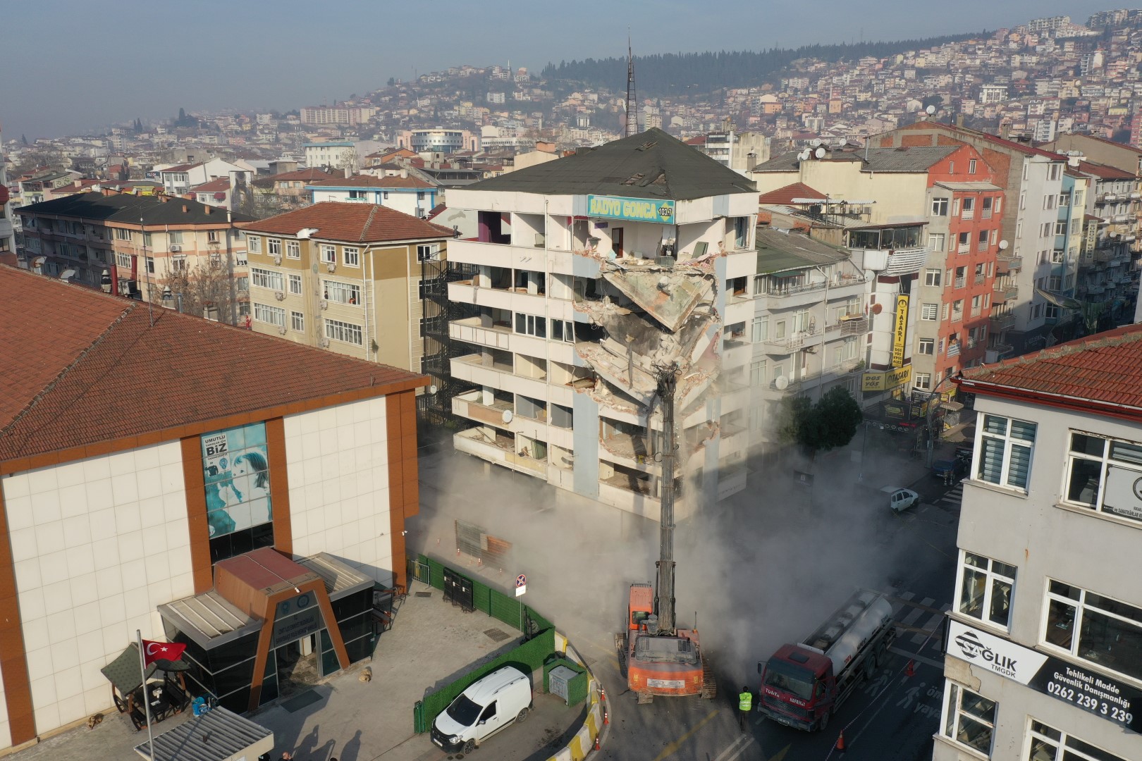 Büyükşehir, Kınay İş Merkezi’nin  yıkımına başladı