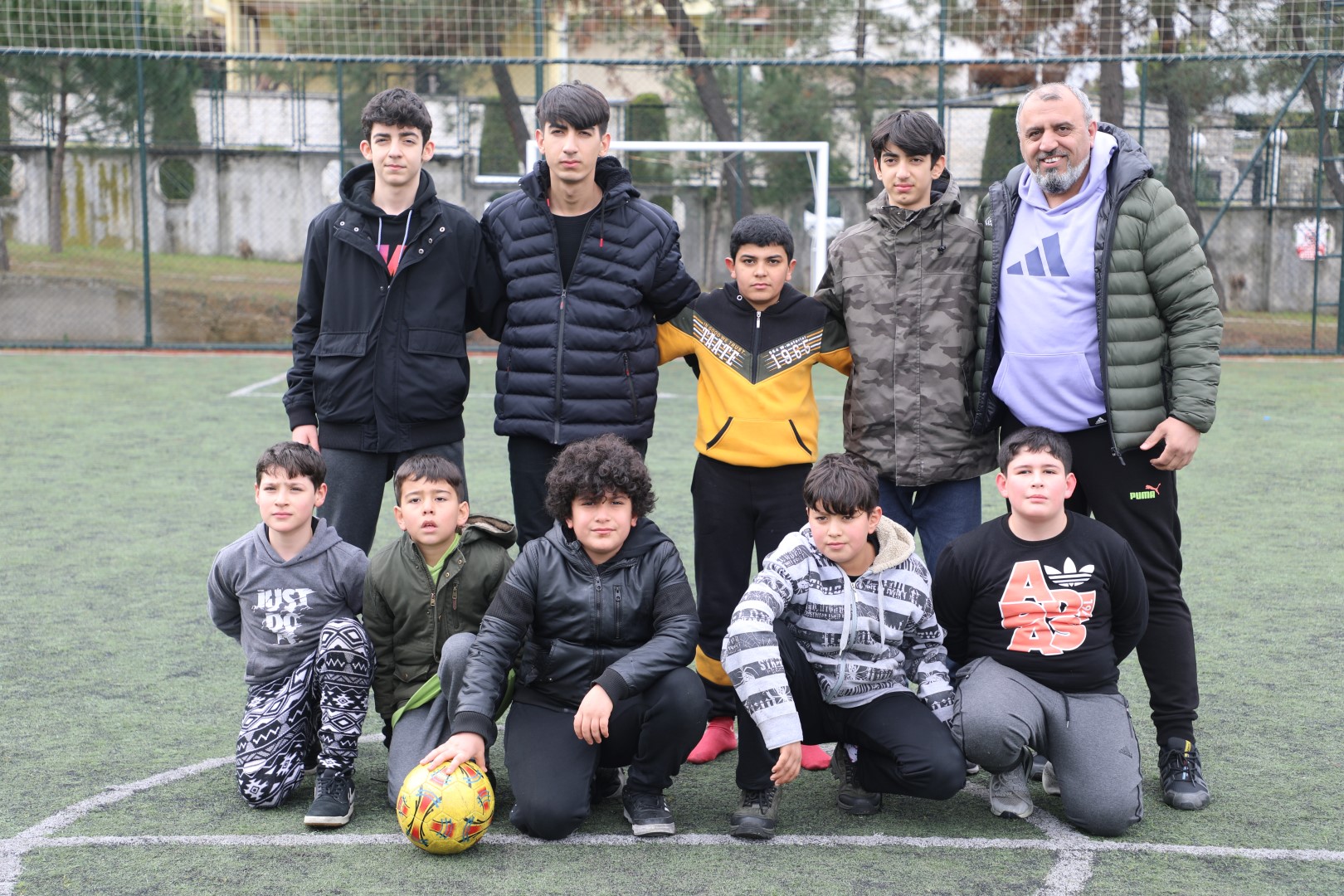 Depremzede çocuklar futbol oynayarak moral depoluyor