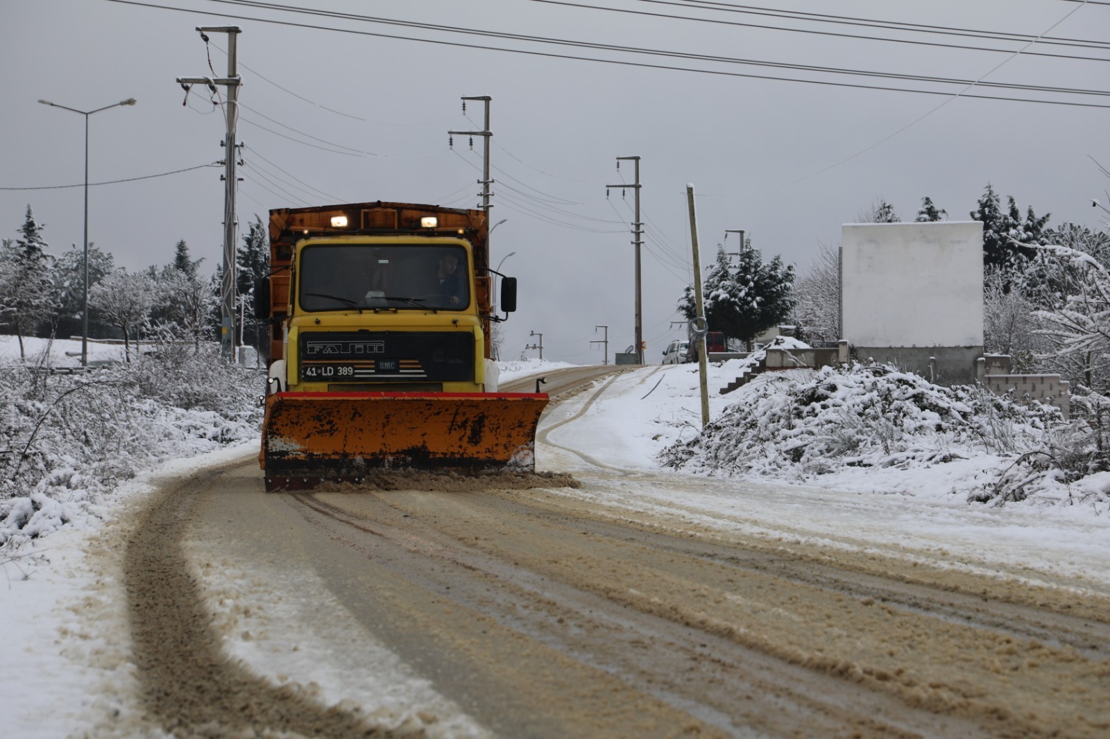 İzmit Belediyesi yüksek kesimlerde kar mesaisine başladı