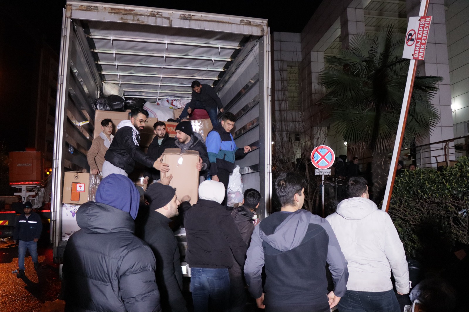 İzmit Belediyesinin iki yardım tırı afet bölgesine ulaşmak üzere