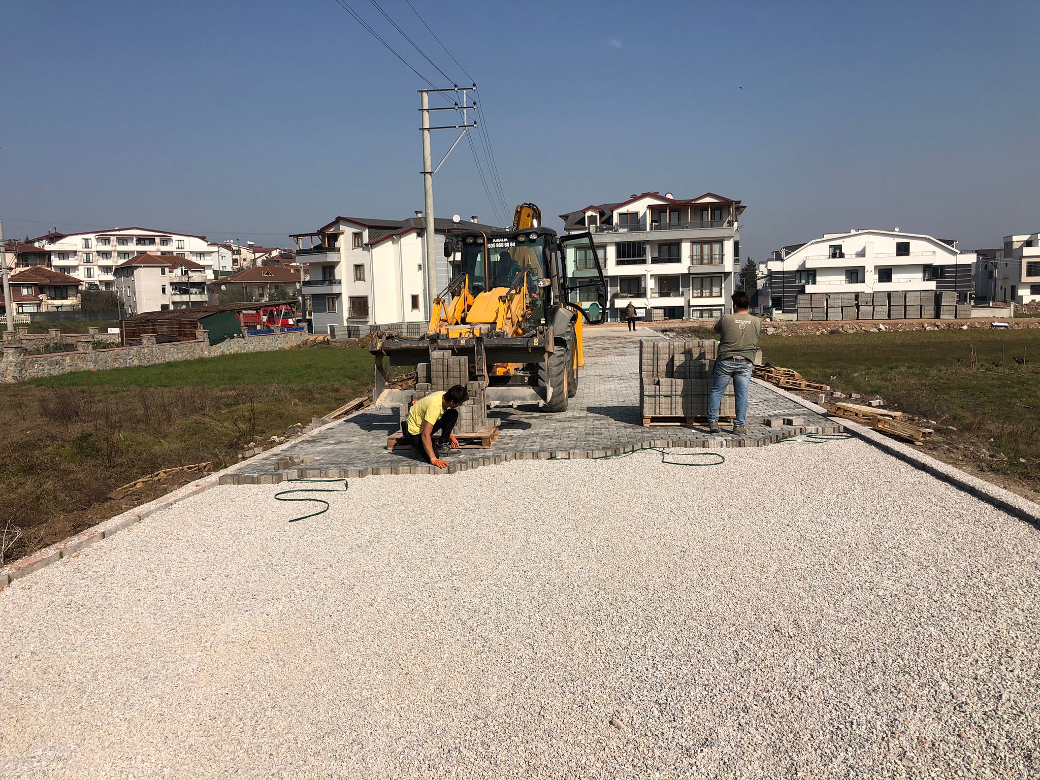 Başiskele’de İki Noktada Yol Çalışmalarına Devam