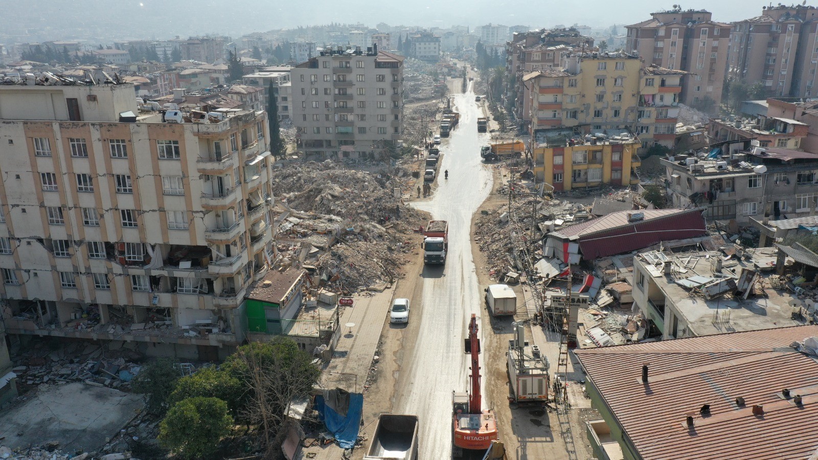 Büyükşehir, Hatay Defne’de  enkaz kaldırma çalışması yapıyor