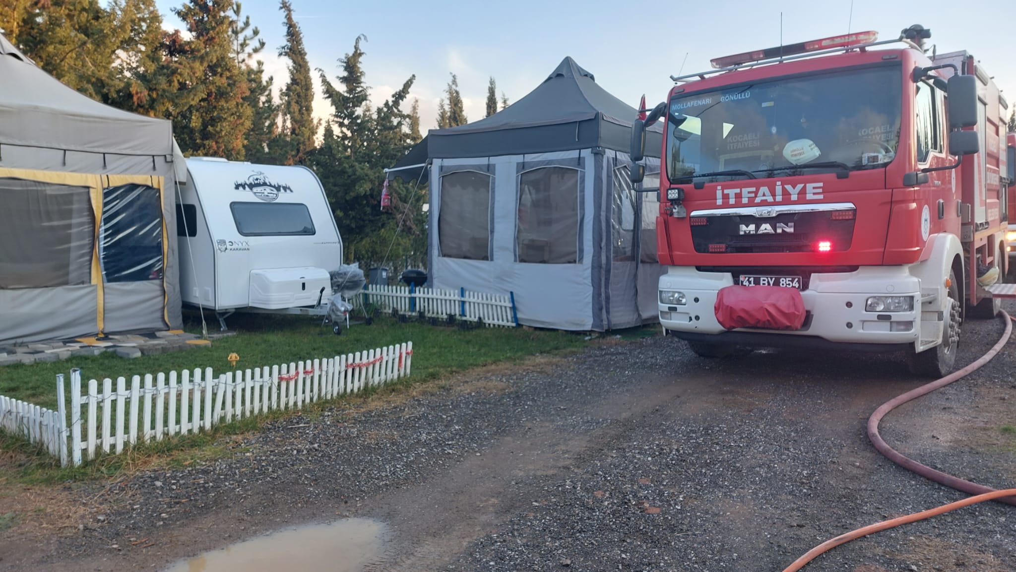 Karavanda çıkan yangın gönüllü itfaiyeciler tarafından söndürüldü.