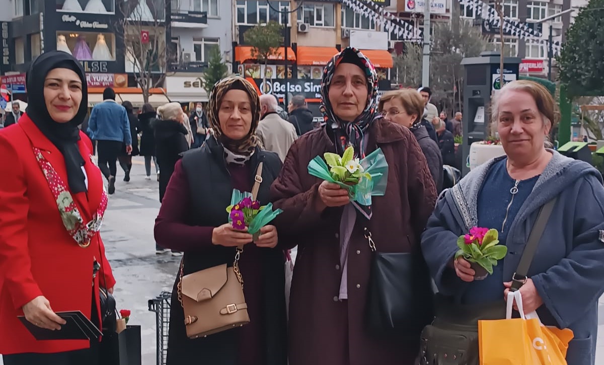 Gelecek Partisi İzmit’ten kadınlara çiçek