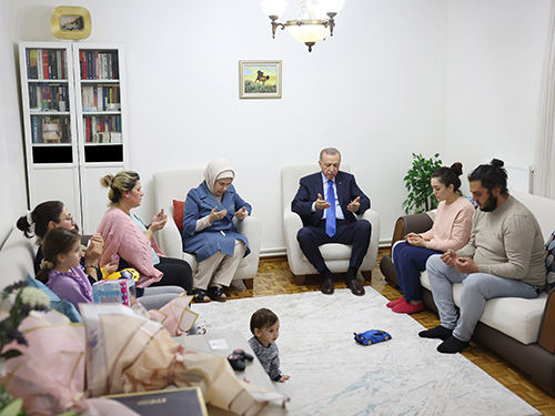 (VİDEO HABER) Cumhurbaşkanı Erdoğan, depremzede Hülya Çelebi ve ailesini ziyaret etti