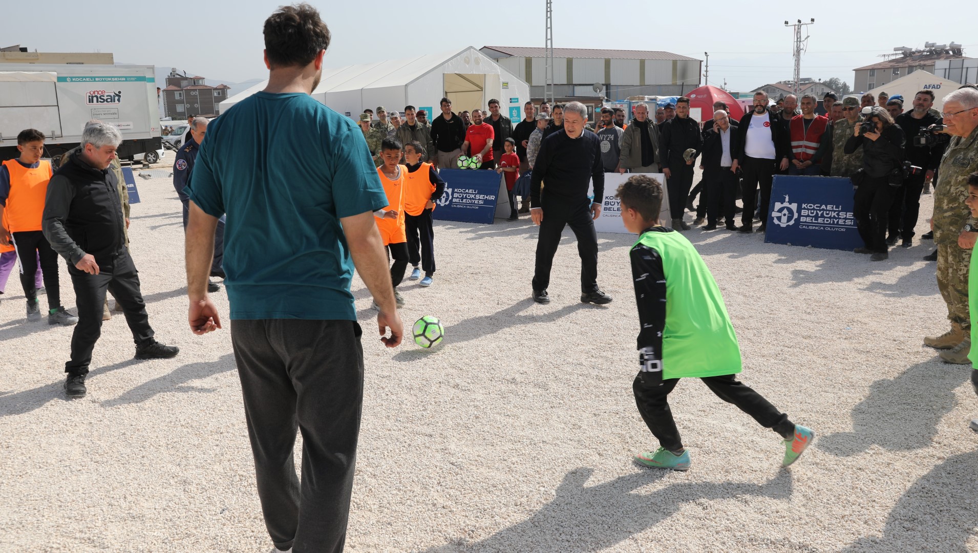 Bakan Akar, Büyükşehir’in çadır kentinde çocuklarla futbol oynadı