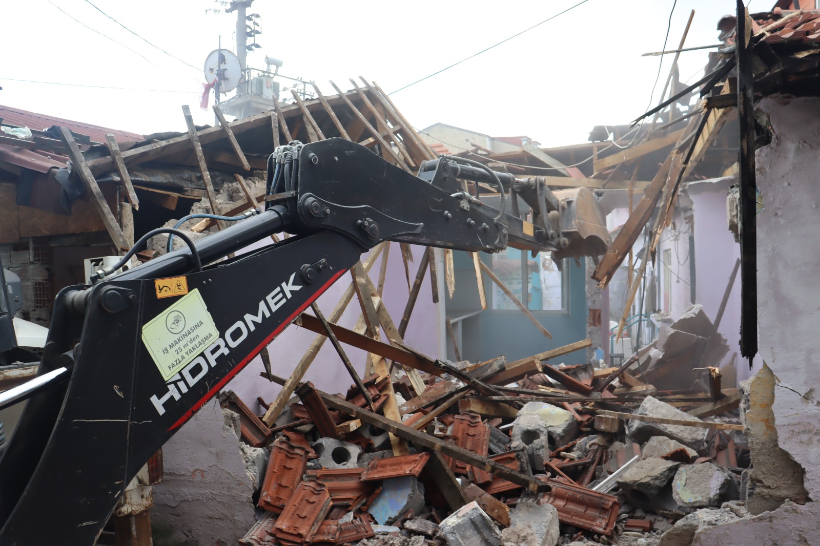 İzmit Belediyesi 99 Depremi’nde ağır hasar alan binaların yıkım işlemine devam ediyor