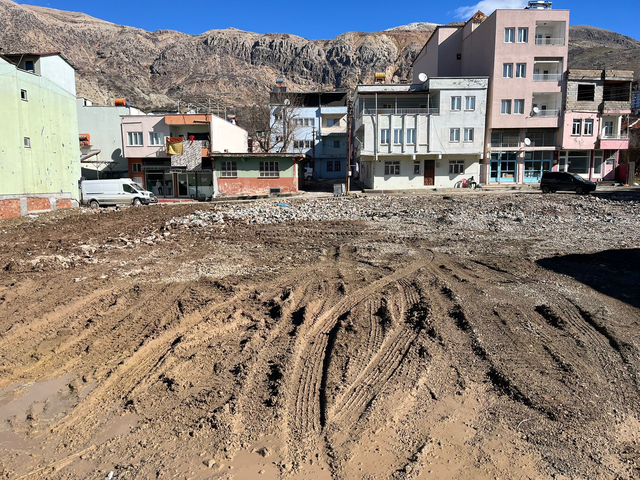 İzmit Belediyesi ekipleri, sel felaketinin yaşandığı Adıyaman’da çalışmalara aralıksız devam ediyor