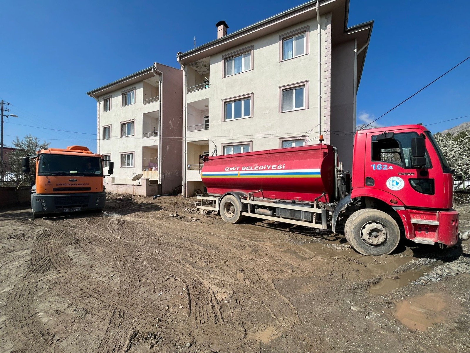 İzmit Belediyesi, sel felaketi sonrası  Adıyaman’daki polis lojmanlarını temizliyor