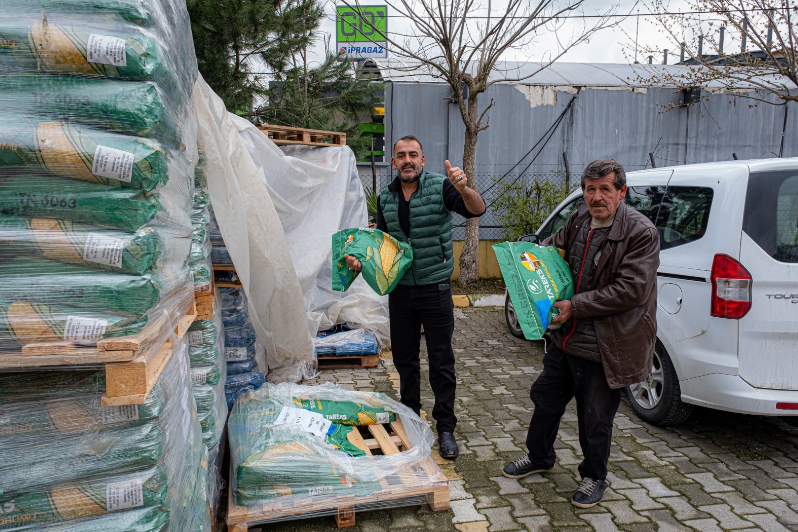 Büyükşehir, çiftçilere tohum dağıtımına başladı