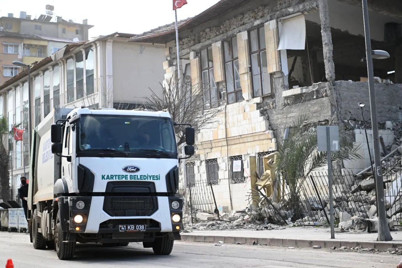 Hatay’ın Defne ilçesinde çevre sağlığı temizlik çalışmalarına aralıksız devam ediyor