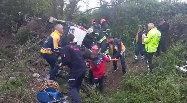 Otoyolda kaza: Araç içerisinde sıkışan vatandaşları itfaiye ekipleri kurtardı