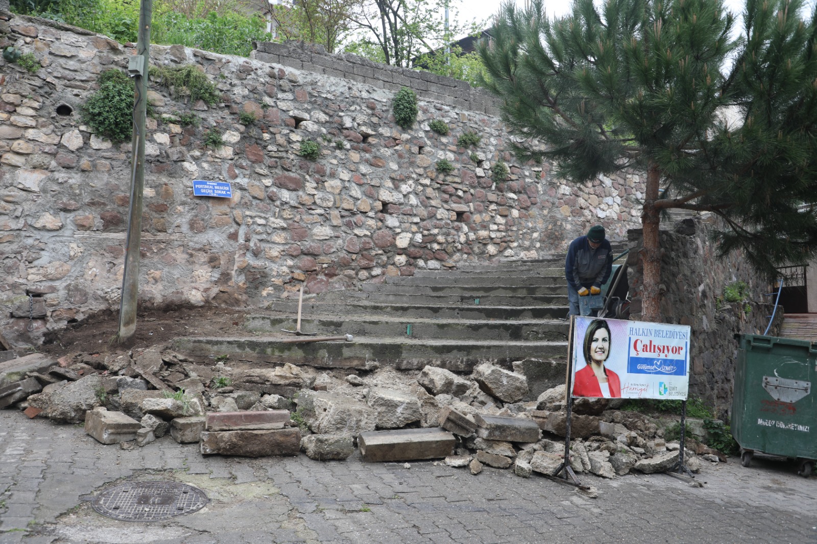 İzmit Belediyesi kentteki merdivenleri yenilemeye devam ediyor