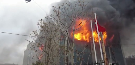 İstanbul’da Halkalı’da 7 Katlı İşyerinde Yangın Çıktı, İtfaiye Ekipleri Olaya Müdahale Ediyor