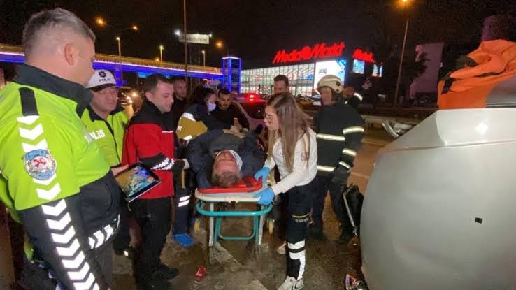 İzmit’te Trafik Kazası: İtfaiye Vatandaşı Kurtardı, Soruşturma Başlatıldı