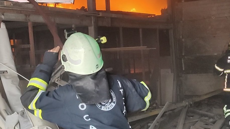 Başiskele’de işyerinde yangın çıktı, itfaiye ekipleri müdahale etti
