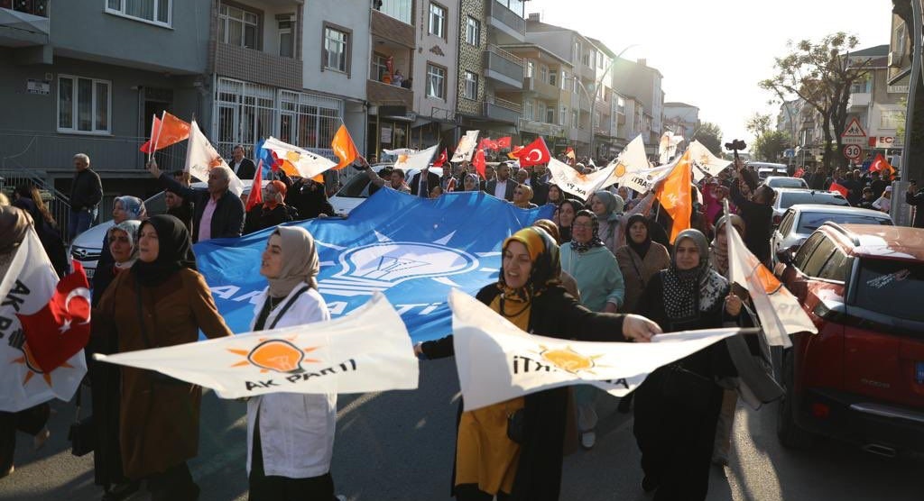AK Parti, Başiskele ve Körfez’de Seçim İrtibat Bürosu Açılışlarıyla Gövde Gösterisi Yaptı