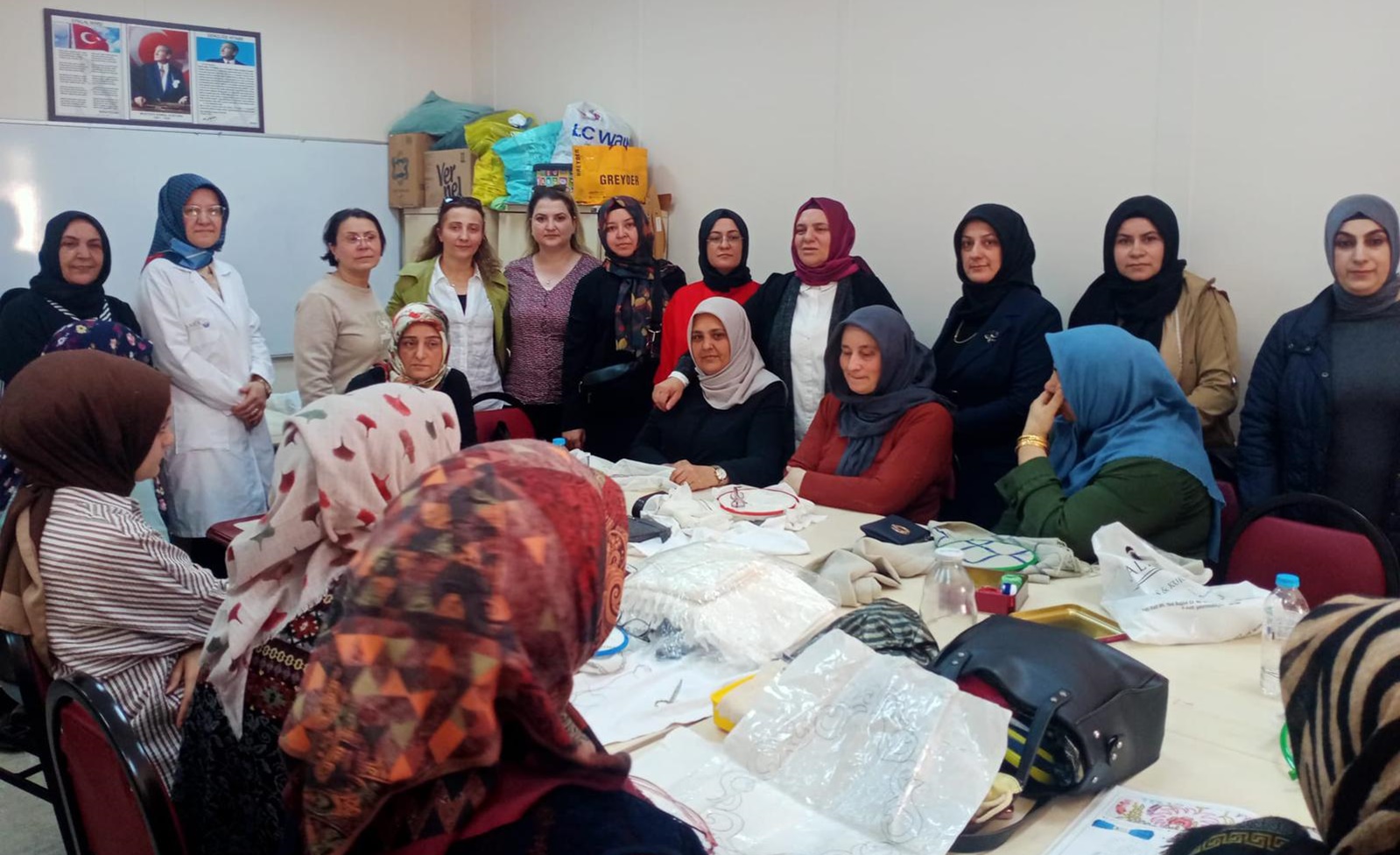 AK Parti Kocaeli Milletvekili Adayı Gülay Artut, Dilovası’nda KOMEK Kursiyerleriyle Bir Araya Geldi ve Kadınların İstihdamını Destekledi
