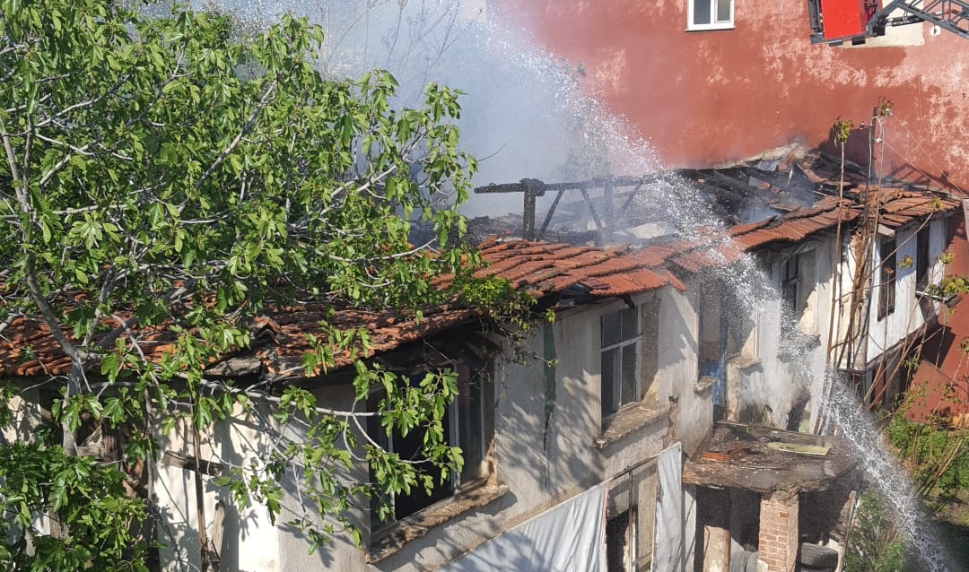 İtfaiye Ekipleri Darıca’da ki yangına hızla müdahale Etti