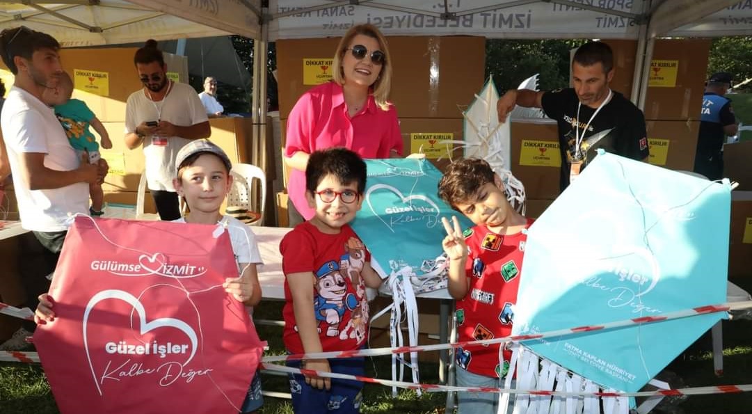 İzmit Belediyesi Uçurtma Şenliğinde çocuklar gönüllerince eğlendi