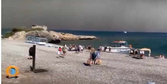 Yunanistan’ın Rodos Adasında Çıkan Orman Yangını Binlerce Turisti ve Ada Sakinini Tehdit Ediyor