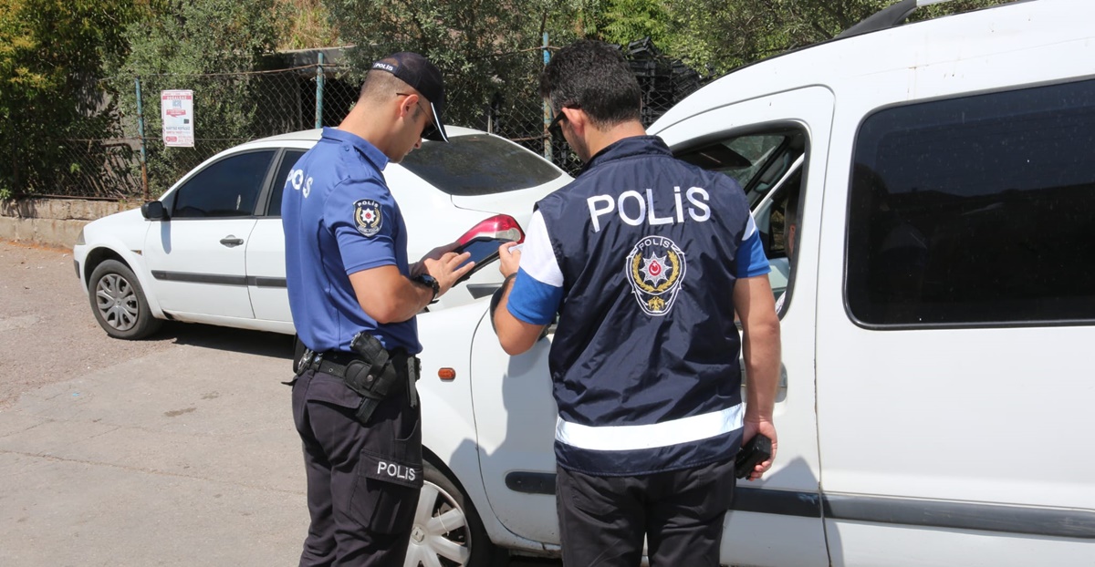 Kocaeli İl Emniyet Müdürlüğü, Huzurlu Sokaklar Operasyonuyla 13 Aranan Şahsı Yakaladı