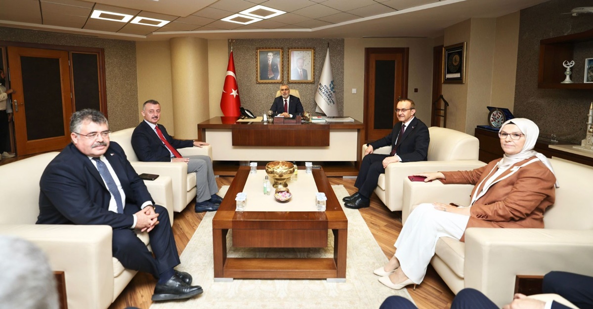 Bakan Işıkhan: Kocaeli Büyükşehir Belediyesini ziyaret etti