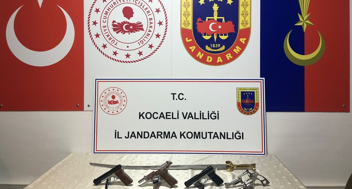 Kocaeli Dilovası’nda Kaçakçılık Operasyonu: 4 Tabanca ve 1 Kılıç Ele Geçirildi