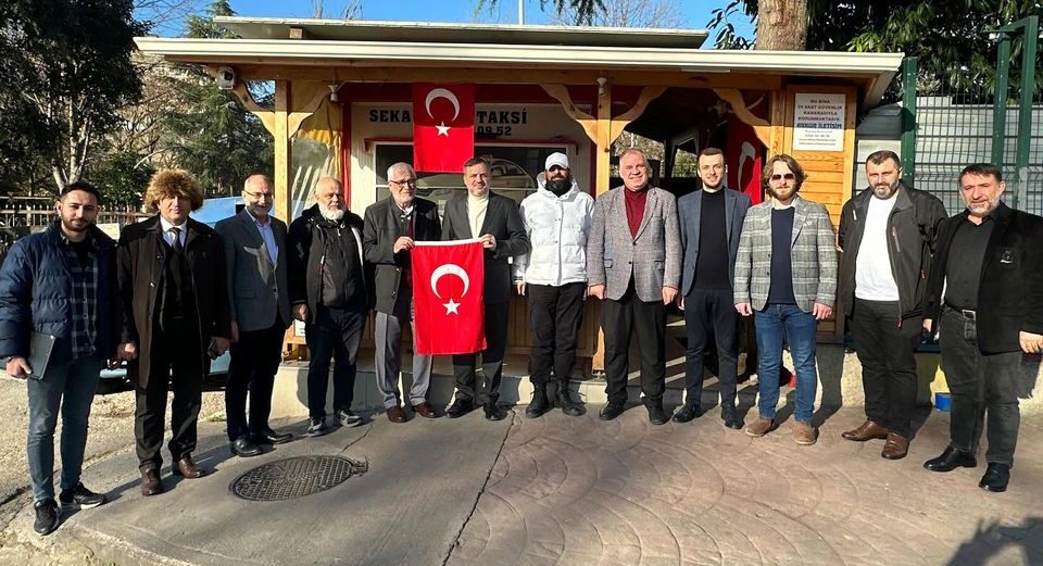 AK Parti İzmit İlçe Başkanı Halil Güngör Dokuzlar, ziyaretlerinde Türk Bayrağı dağıttı