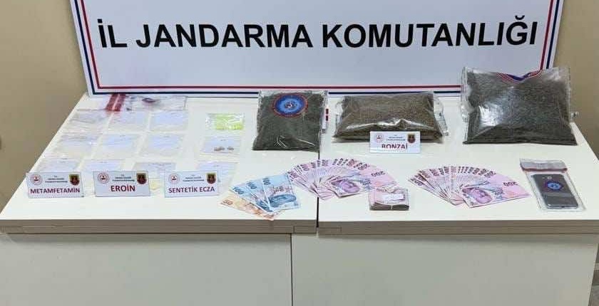 Kocaeli İl Jandarma Komutanlığı, İzmit İlçesinde Gerçekleşen Operasyonda Uyuşturucu Suçlarına Büyük Darbe Vurdu: Binlerce Gram Uyuşturucu ve On Binlerce TL Ele Geçirildi!