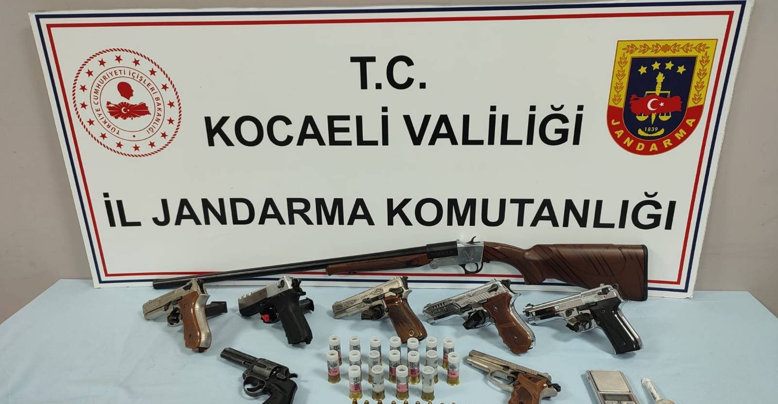 Kocaeli İl Jandarma Komutanlığı, Gölcük İlçesinde Kaçakçılık Operasyonu Düzenledi: Yedi Kurusıkı Tabanca ve Diğer Malzemeler Ele Geçirildi