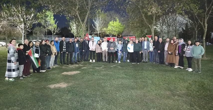 Kocaeli Milli kuruluşlar Birliği, İzmit Sabri yalım parkında düzenledikleri zeytin-ekmek-su iftarını bu yıl İzmit sahilinde yaptılar