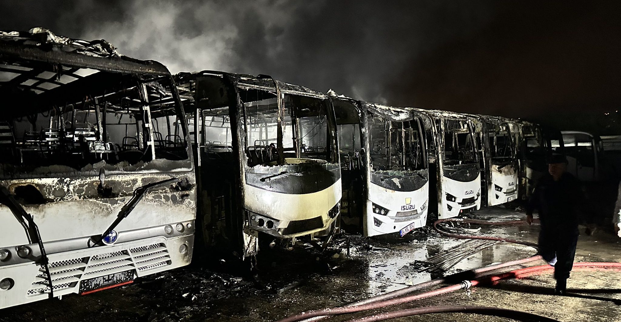 Kartepe’de Araç Servisinin Otoparkında Yangın Çıktı: Ekipler Anında Müdahale Etti