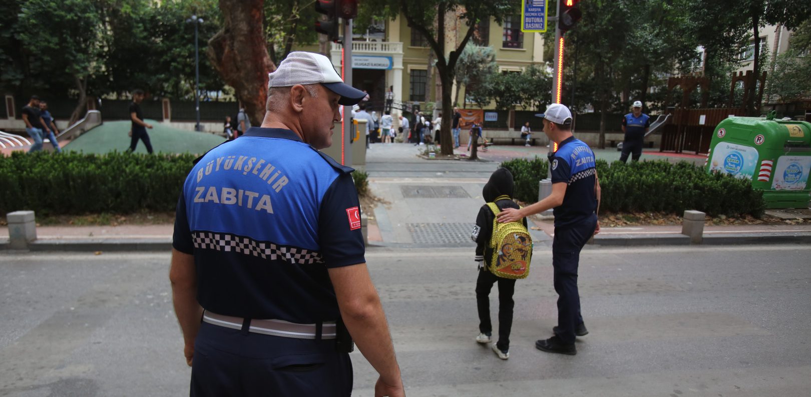 Büyükşehir Zabıtası görevde okul önleri güvende