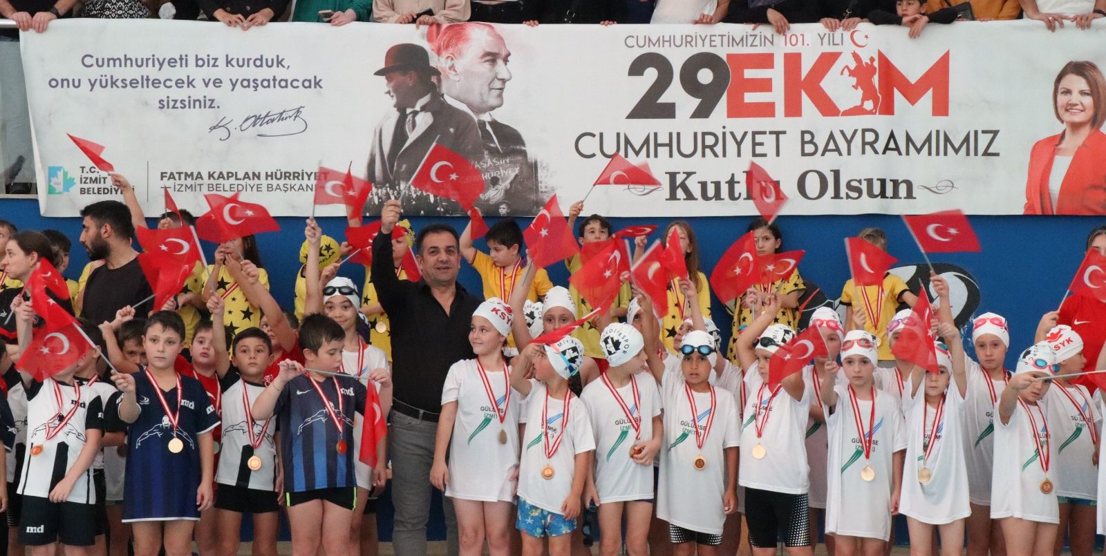 Cumhuriyet Bayramı Yüzme Yarışları büyük heyecana sahne oldu