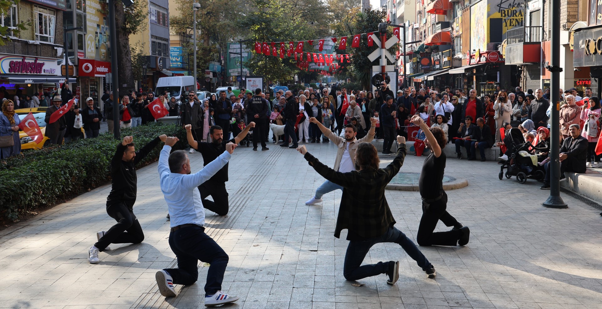 Cumhuriyet Bulvarı’nda zeybek gösterisi