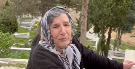 Şaziye Teyze Başkan Büyükakın’dan ricacı oldu: “Şu merdivenleri yaptırırsan senden duacıyım”