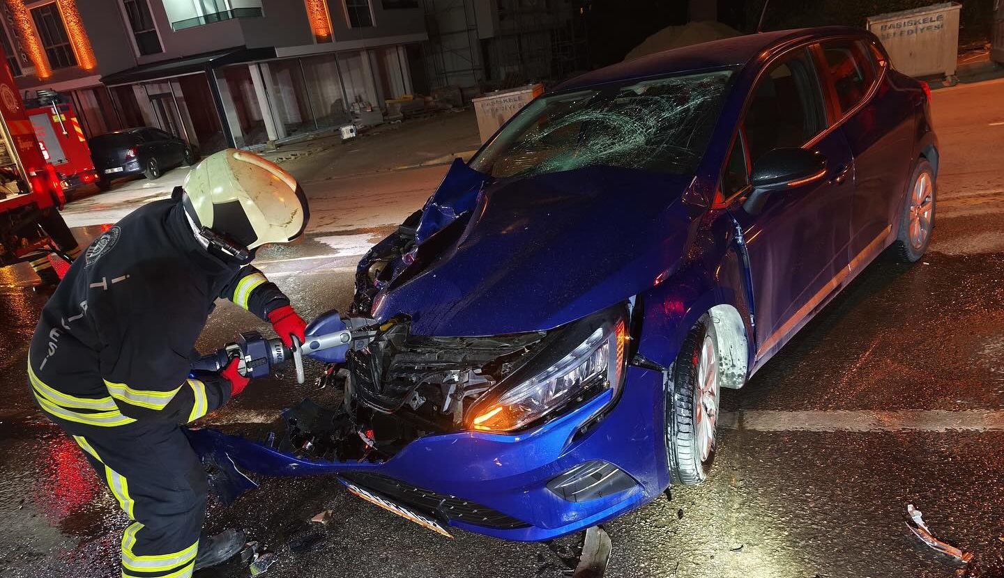 Başiskele’de trafik kazasında araç içinde sıkışan vatandaş kurtarıldı