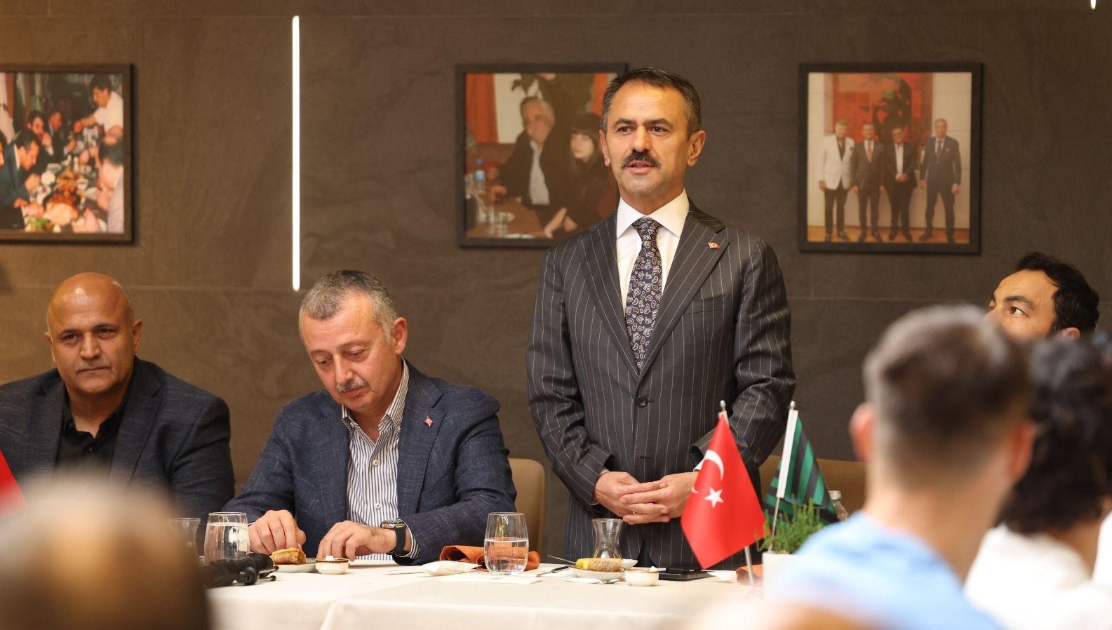Kocaelispor’a Moral Buluşması: Vali ve Başkan Takımın Yanında