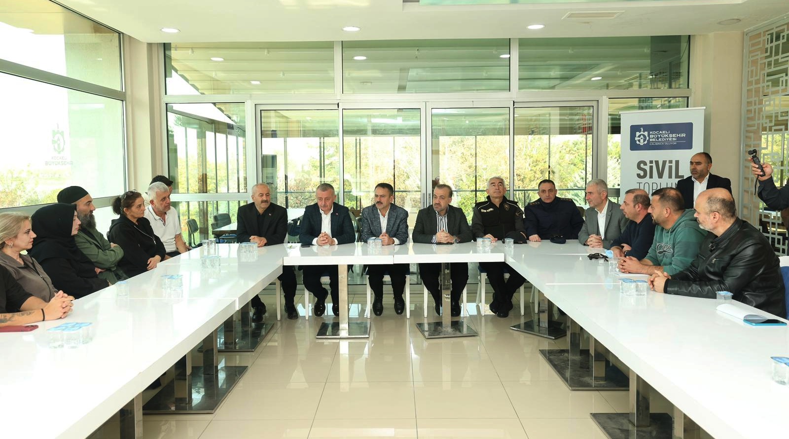 Evlerine giremeyen ailelere moral ziyareti