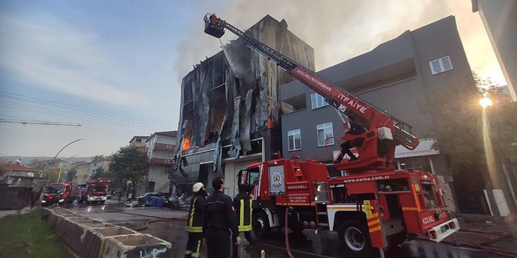 Dilovası’ndaki parfüm deposu yangını: Başkan Büyükakın’dan taziye mesajı