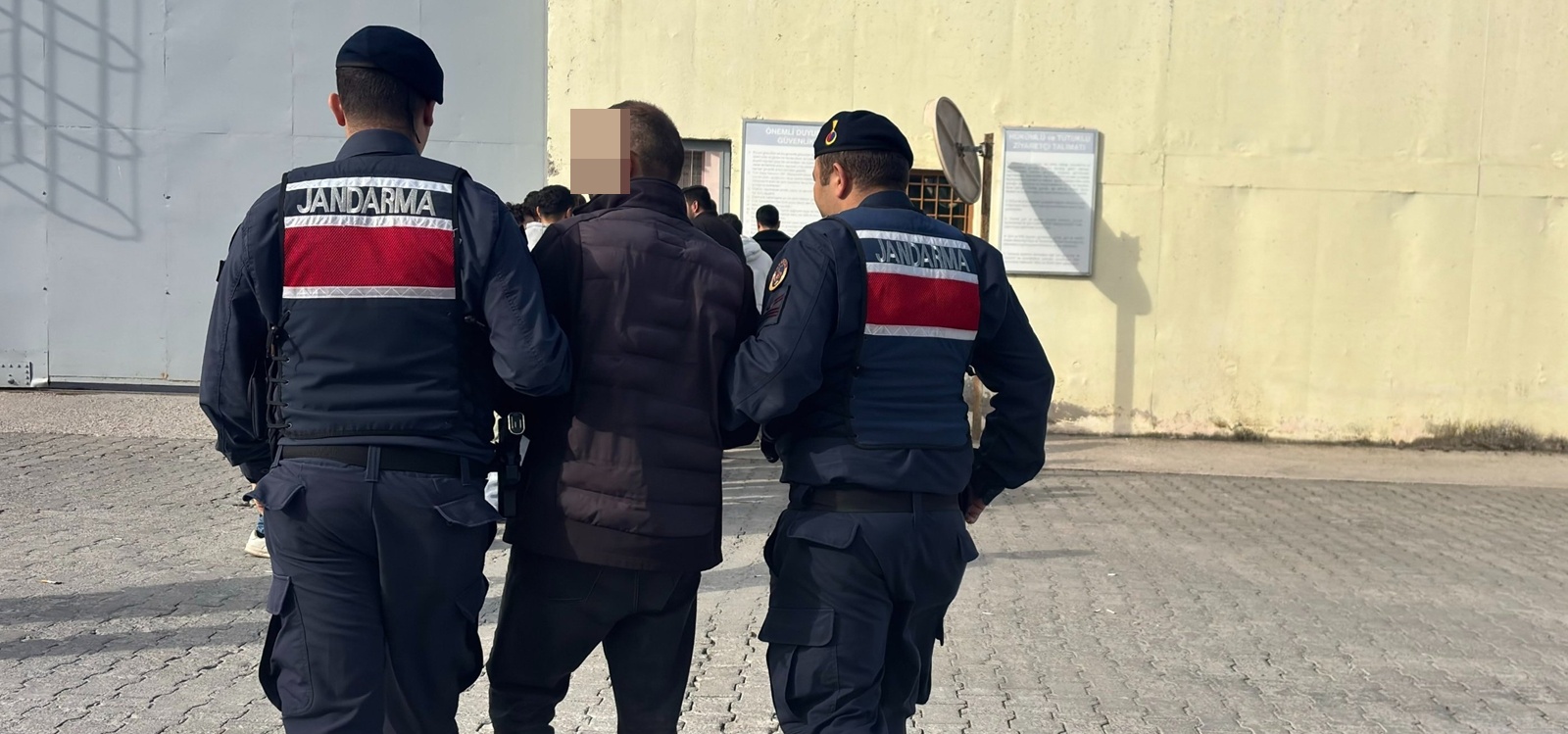 Uyuşturucu Ticareti” Suçundan Aranan Firari İzmit’te Kıskıvrak Yakalandı