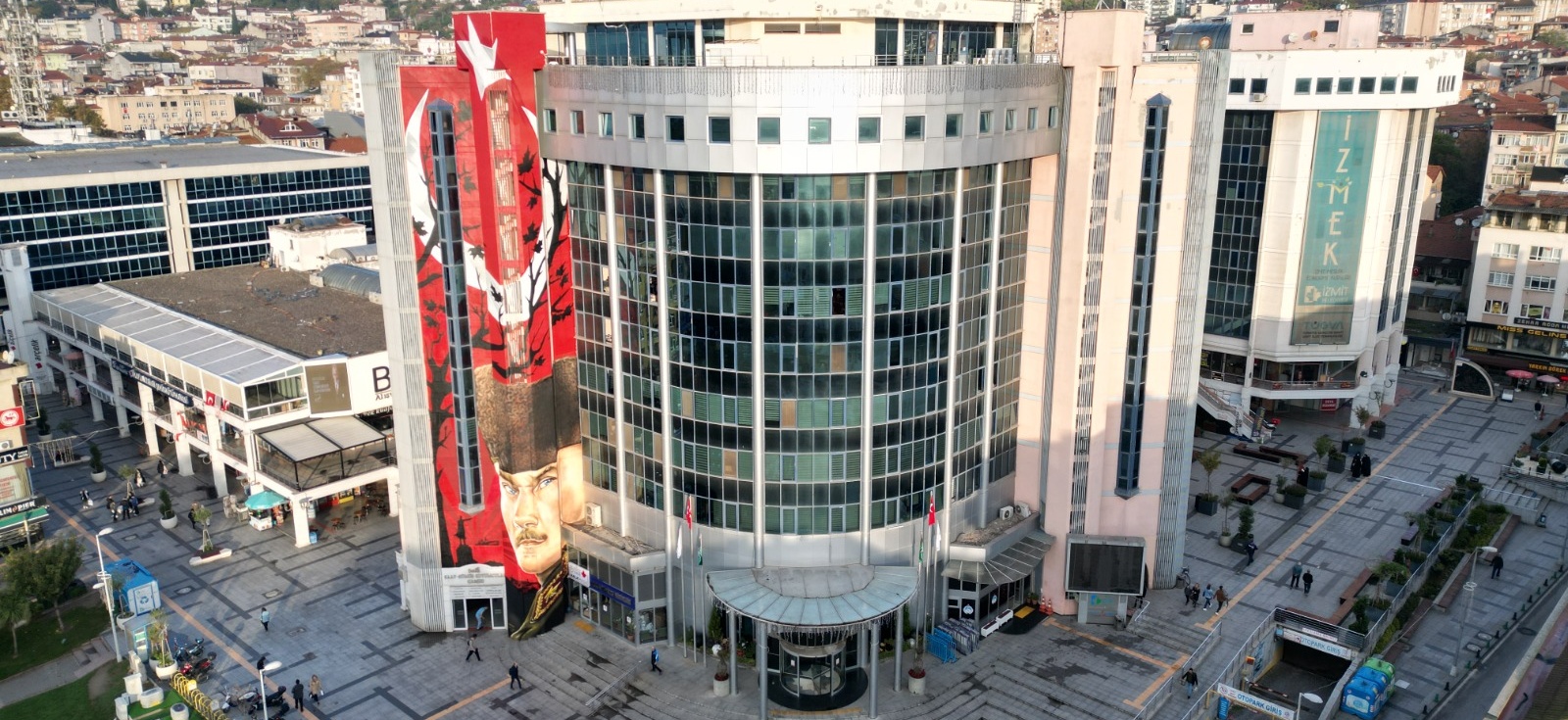 Sevgililer Günü’nde İzmit Meydanı’nda renkli buluşma
