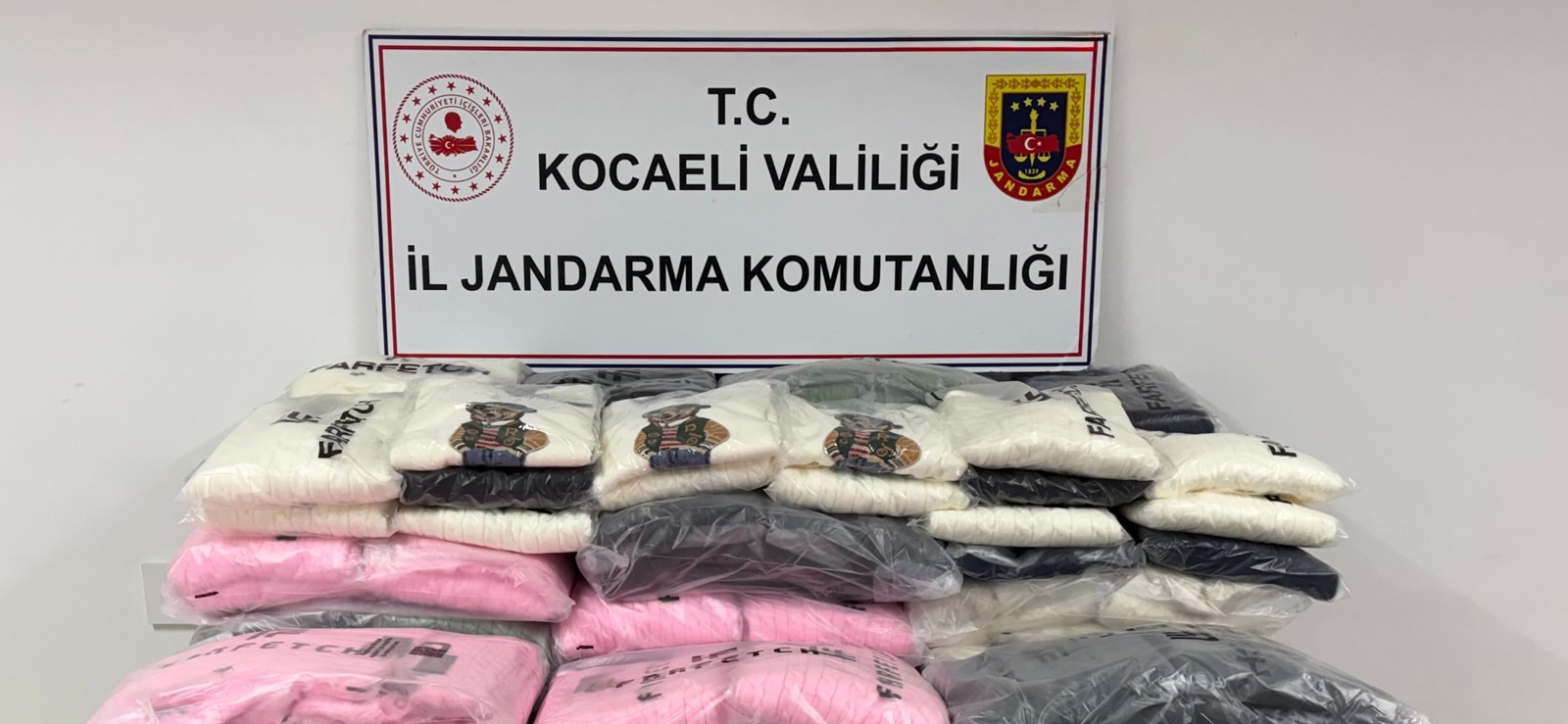 Kocaeli’nde Sahte Ürün Operasyonu: Milyonluk Kaçak Giyim ve Çanta Ele Geçirildi