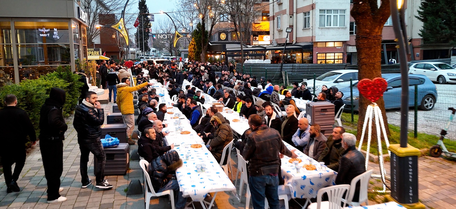 İzmit’te Birlik ve Beraberlik Sofrası: Karabaş Mahallesi’nde İftar Programına Yoğun Katılım